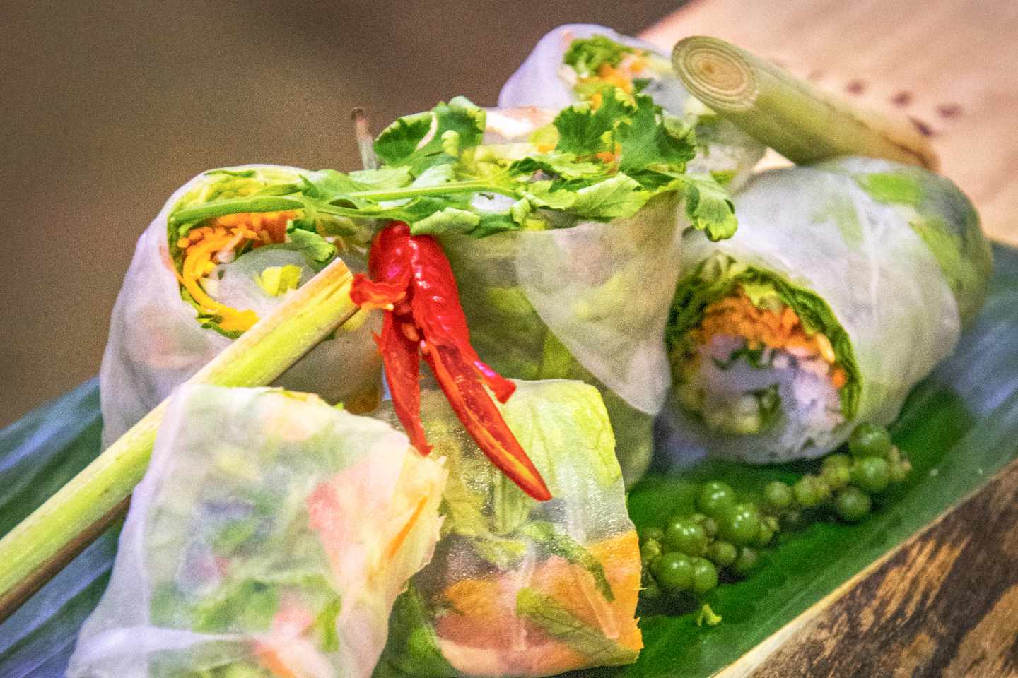 Aufgeschnittene Sommerrolle in Vietnam mit Reispapier