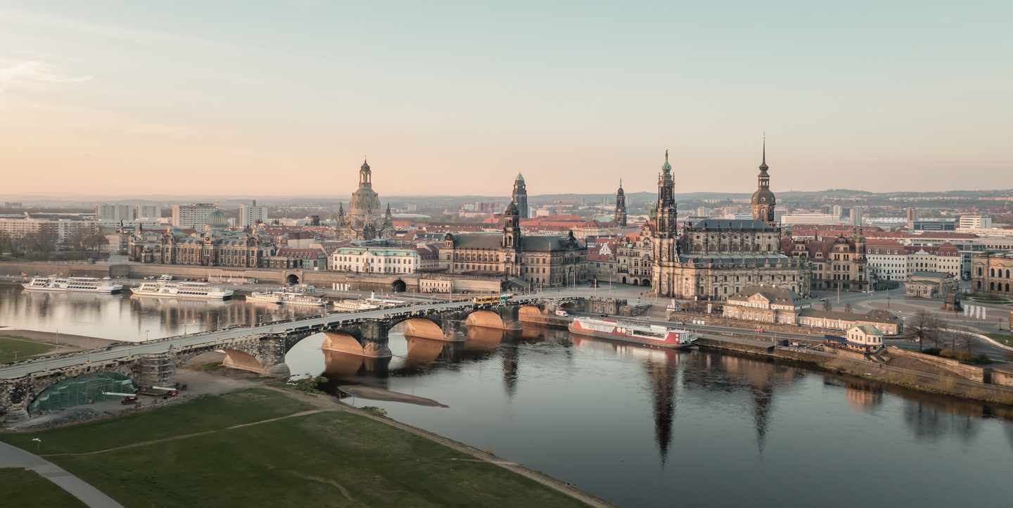 deutschland-sachsen-dresden-innenstadt-elbe-luftaufnahme-g-1457089992.jpg