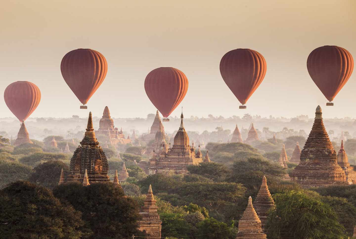 Asien-Myanmar-Heißluftballons-am-Morgen-g-481873894.jpg