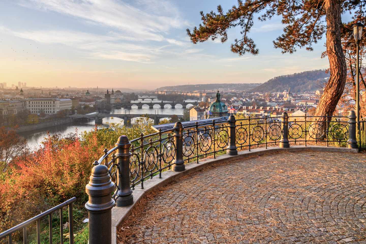 tschechien-prag-bruecke-am-sonnigen-herbstmorgen-g-1319505471.jpg