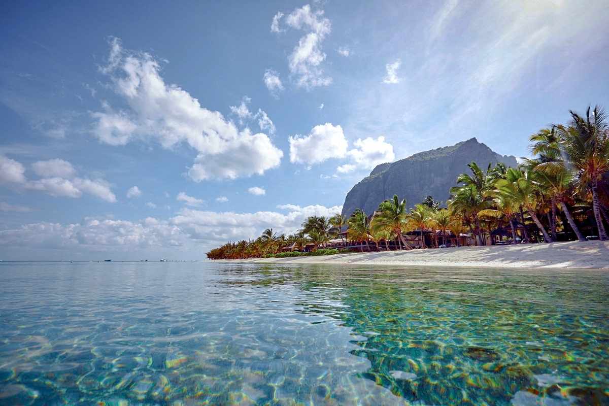 mauritius-le-morne-lux-le-morne-strand-und-palmen-der-atc-mru02104b-s23-f-indischer-ozean.jpg