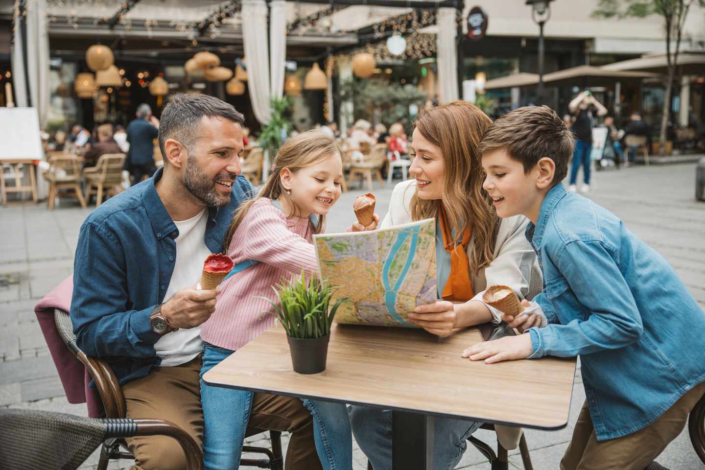 familienurlaub-eine-familie-studiert-eine-karte-g-2147574983.jpg
