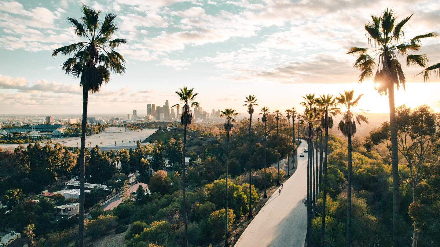 bltb94de1158f03fe59-usa-kalifornien-sehenswuerdigkeiten-los-angeles-palmengesaumte-stra_e-mit-blick-auf-los-angeles-bei_Sonnenuntergang-g-1363277938.jpg usa-kalifornien-sehenswuerdigkeiten-los-angeles-palmengesaumte-straße-mit-blick-auf-los-angeles-bei_Sonnenuntergang-g-1363277938.jpg