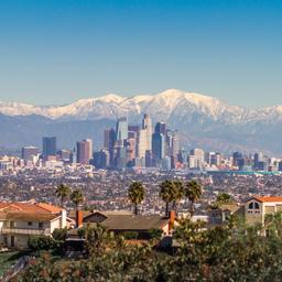 Schneebedeckte Gipfel der Berge und die Innenstadt von Los Angeles Stadtbild