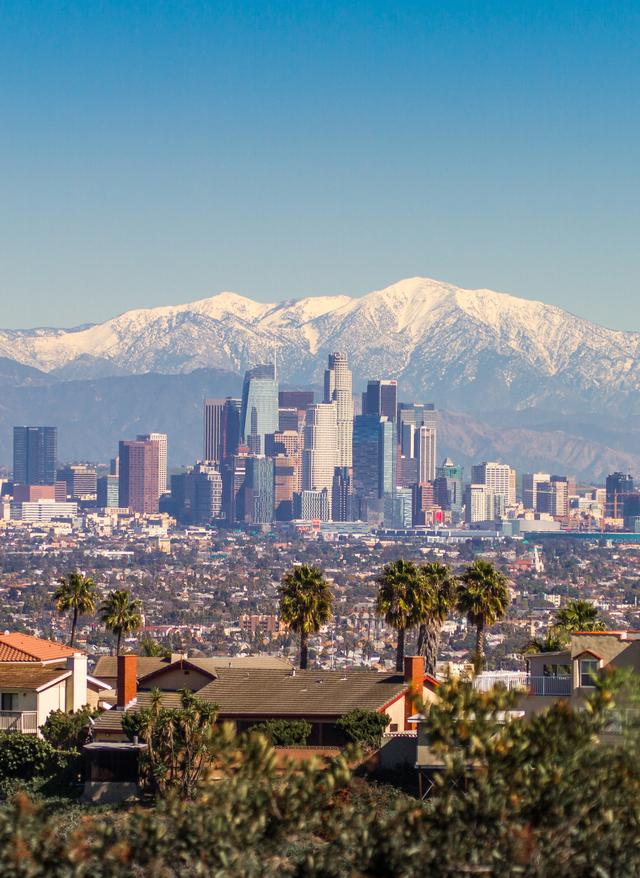USA Urlaub Schneebedeckte Gipfel der Berge und die Innenstadt von Los Angeles Stadtbild