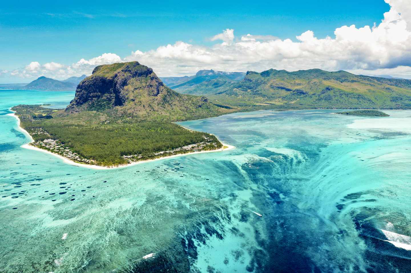 mauritius-berges-le-morne-brabant-mit-unterwasser-wasserfall-perspektive-g-1200126982.jpg