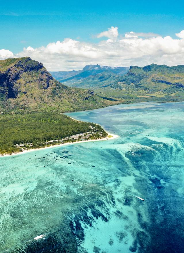 Unterwasser Wasserfall mauritius-berges-le-morne-brabant-mit-unterwasser-wasserfall-perspektive-g-1200126982.jpg