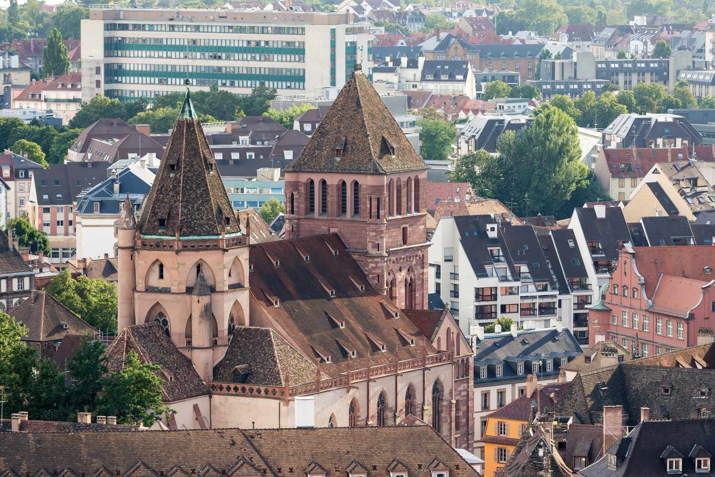 frankreich-elsass-strassburg-blick-von-oben-auf-thomaskirche-g-873973288_bearbeitet.jpg