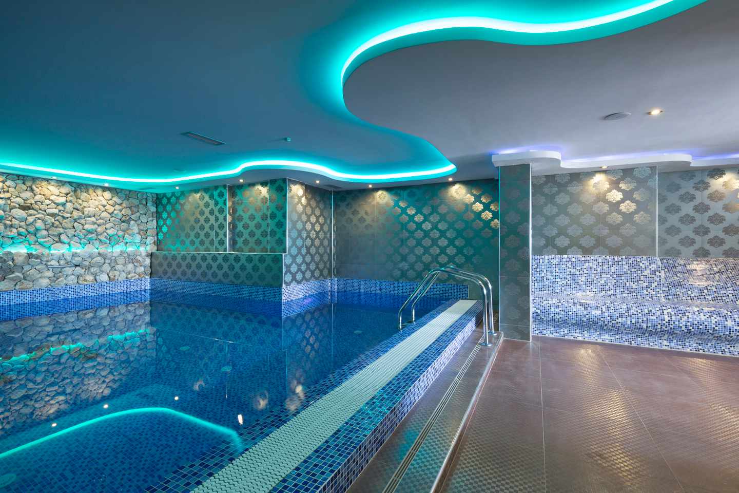 hotel-mit-pool-münchen-g-536918139.jpg