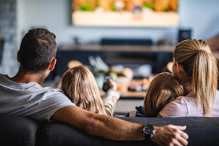 familie-vorm-fernseher-g-1066472014.jpg