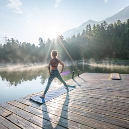 berge-frau-yoga-sport-gettyimages-1090245986.jpg