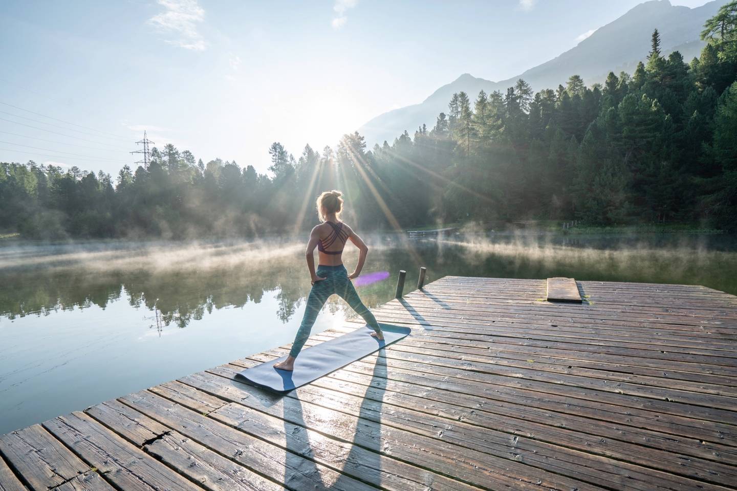 berge-frau-yoga-sport-gettyimages-1090245986.jpg