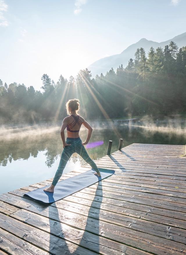 Sporturlaub berge-frau-yoga-sport-gettyimages-1090245986.jpg