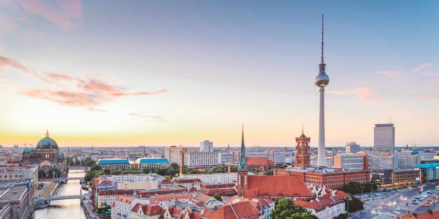 deutschland-berlin-stadtpanorama-mit-fernsehturm-g-925669312.jpg