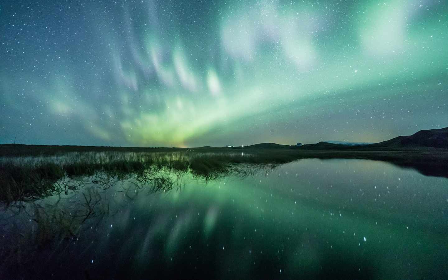 aurora-borealis-ueber-see-g-1206575431.jpg