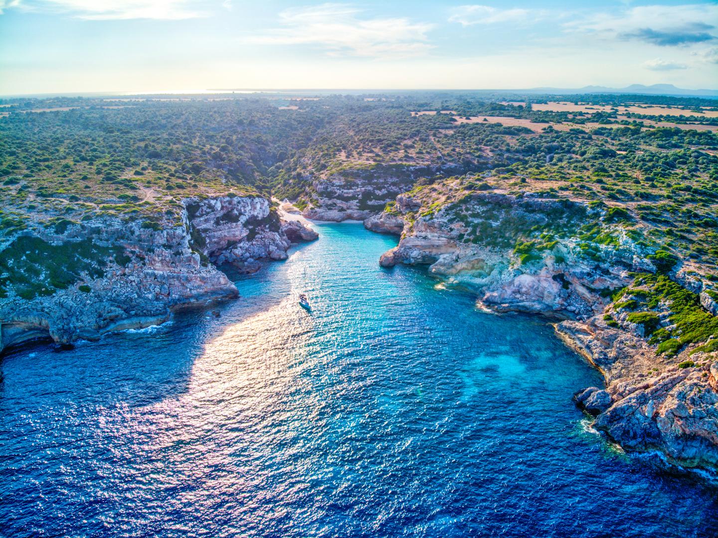 blt1cdae2c07fc7fc59-spanien-balearen-mallorca-cala-marmols-bucht-luftaufnahme-tuerkises-wasser-geheime-buchten-g-1064247714.jpeg spanien-balearen-mallorca-cala-marmols-bucht-luftaufnahme-tuerkises-wasser-geheime-buchten-g-1064247714.jpg