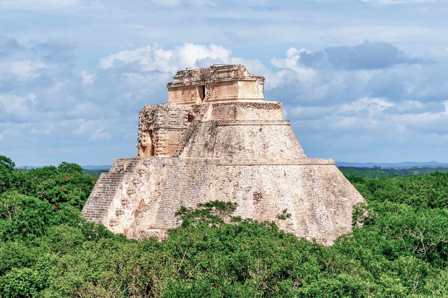 mexiko-uxmal-pyramide-DER1401948.jpg