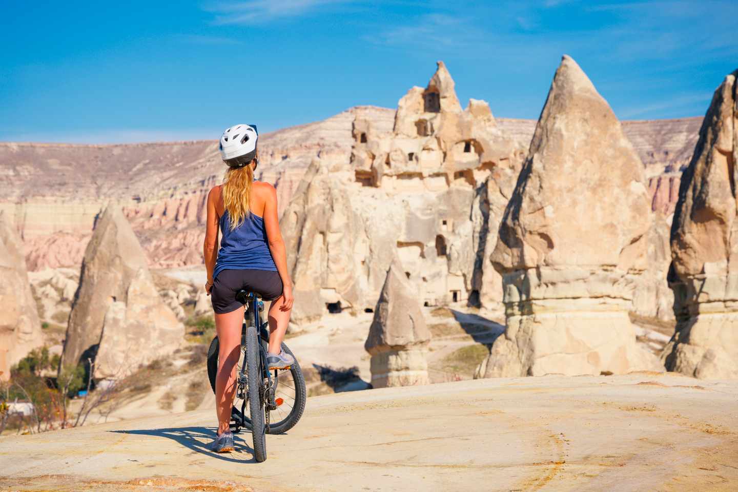 tuerkei-kappadokien-frau-auf-fahrrad-g-2247593969.jpg