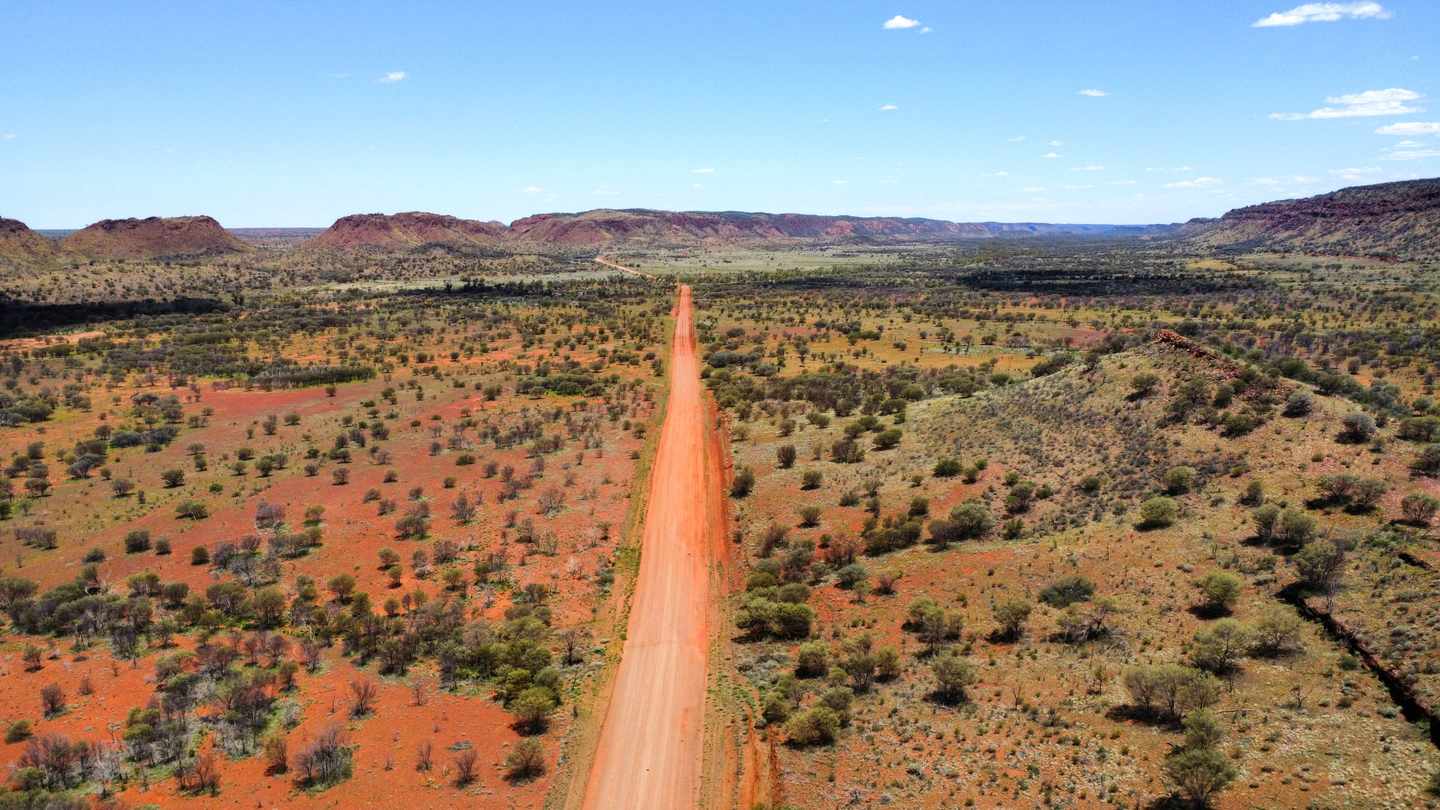 Great Central Road führt schnurgerade durch die rotbraune Landschaft des australischen Outbacks