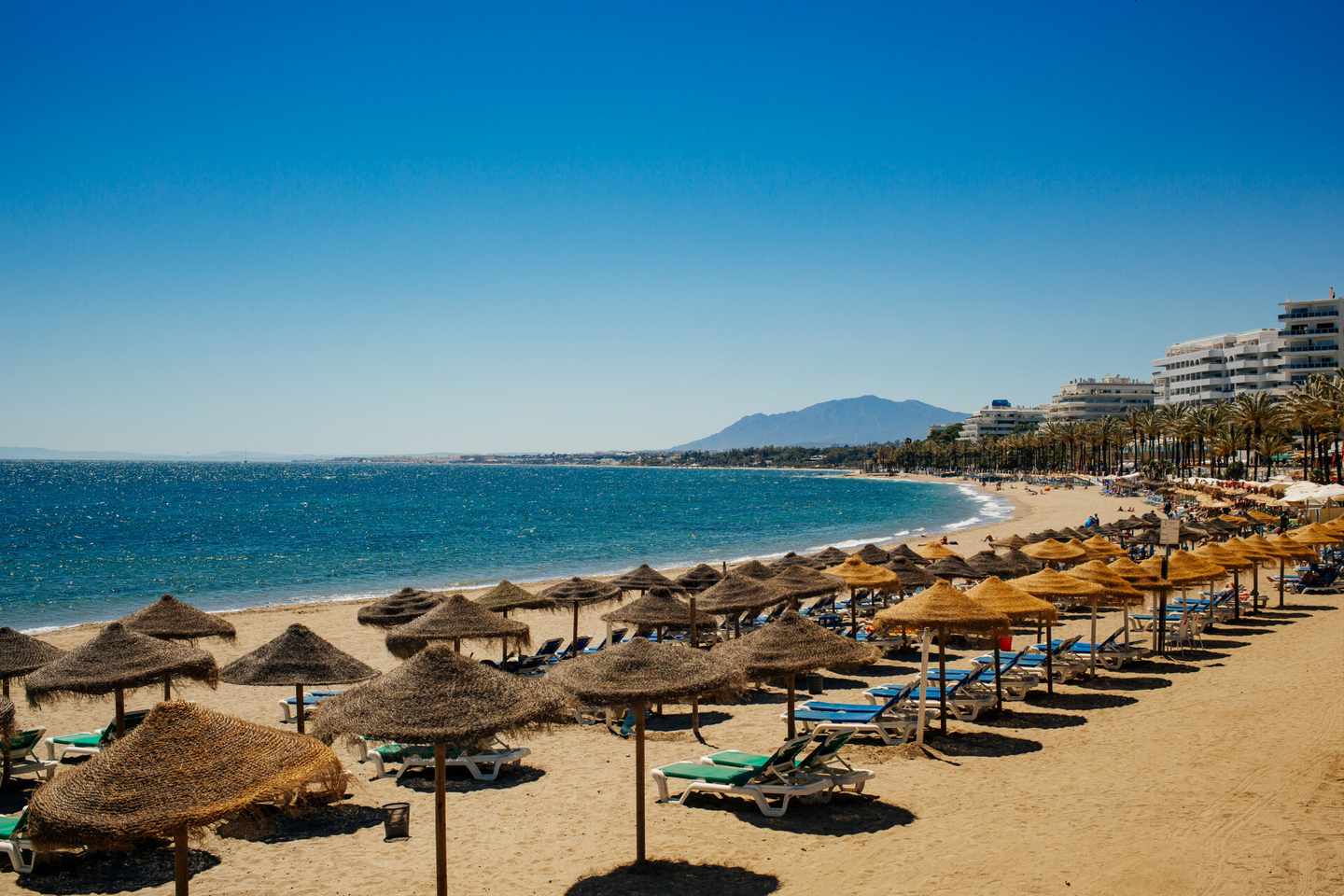 spanien-costa-del-sol-marbella-strand-klein-g-973739576.jpg