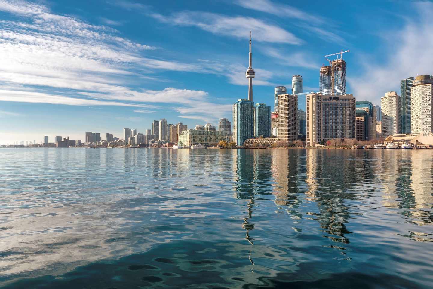 kanada-ontario-toronto-cn-tower-skyline-panorama-t-693810132.jpg