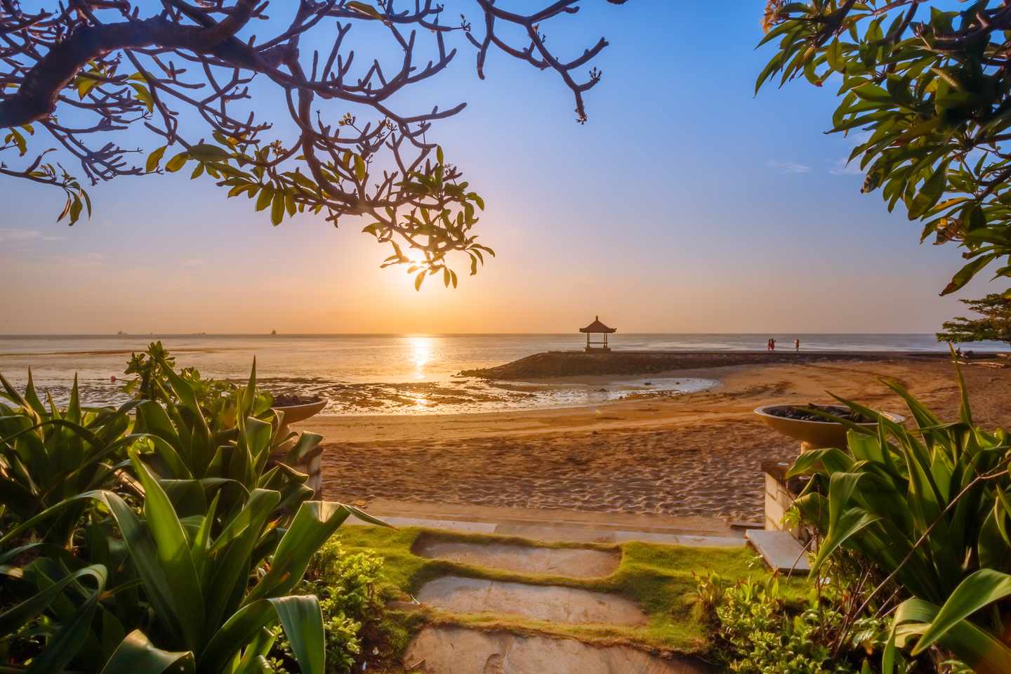 Indonesien-Bali-Sonnenaufgang-am-Strand-g-856750844.jpg