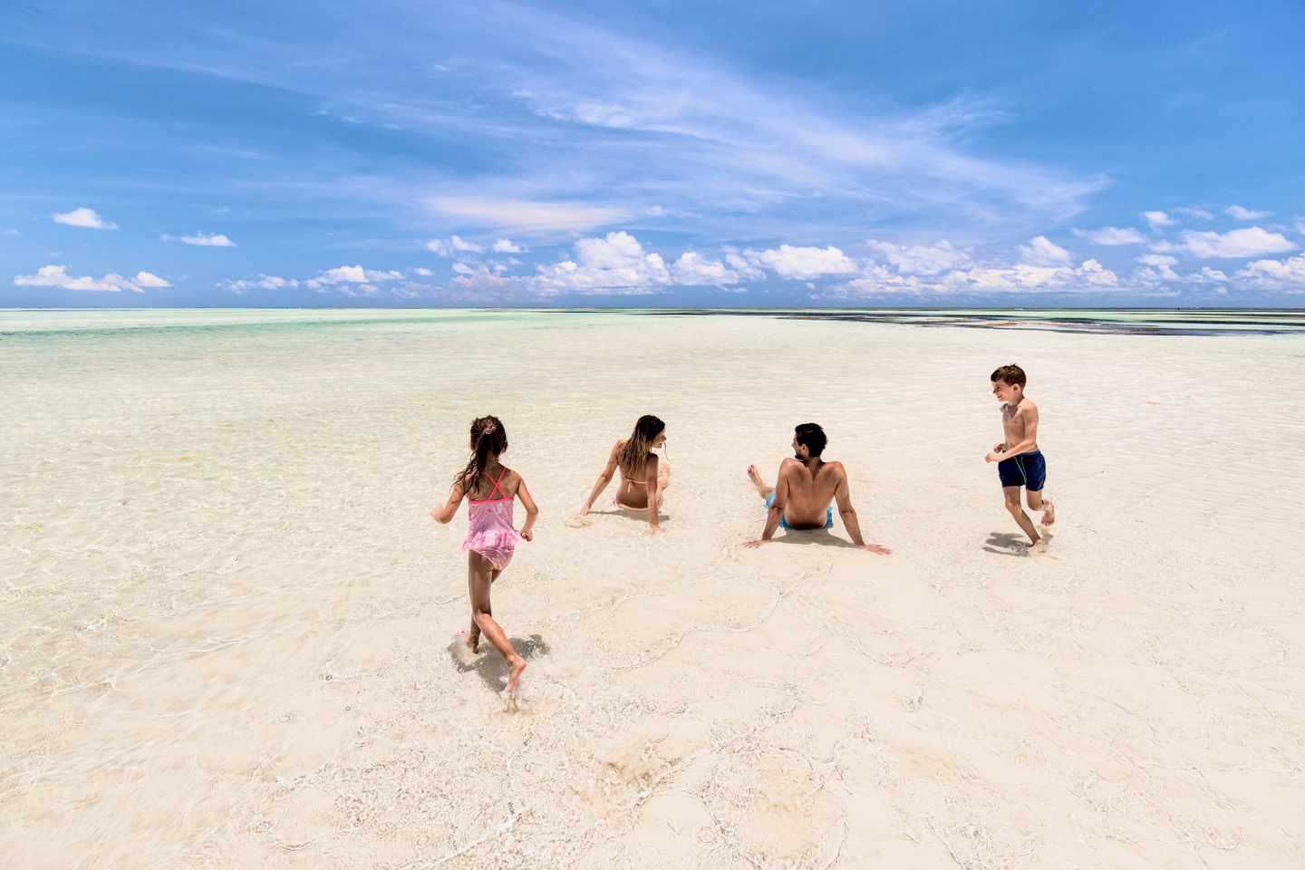 afrika-tansania-sansibar-familie-spielt-im-wasser-g-1459539076.jpeg
