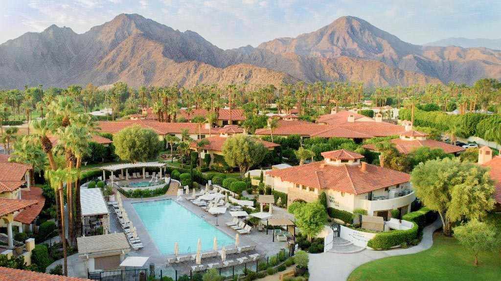 Das Coachella-Hotel Miramonte Resort & Spa aus der Luft betrachtet mit großem Pool und den Bergen im Hintergrund