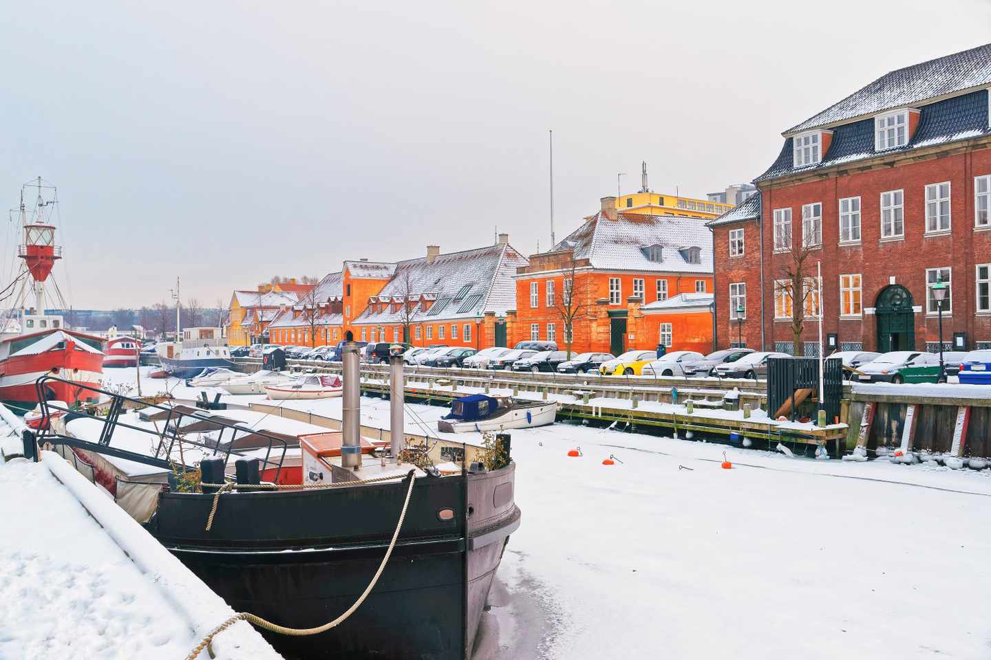 niederland-kopenhagen-farbige-fassaden-von-nyhavn-im-winter-g-524900908