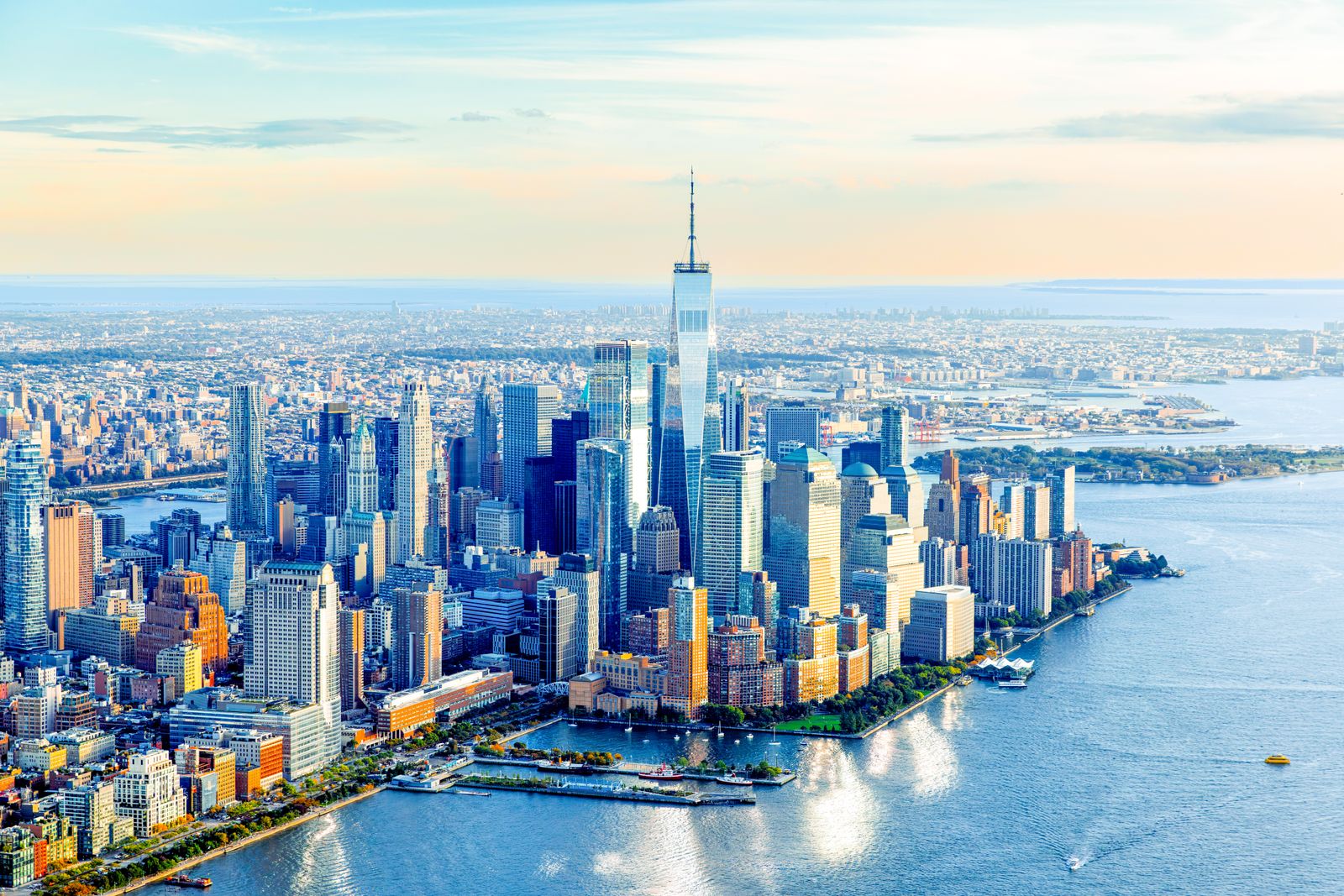 Luftaufnahme von Downtown Manhattan mit seinen markanten Wolkenkratzern und dem Hudson River in New York City USA
