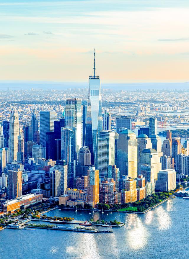 Jetzt entdecken Luftaufnahme von Downtown Manhattan mit seinen markanten Wolkenkratzern und dem Hudson River in New York City USA