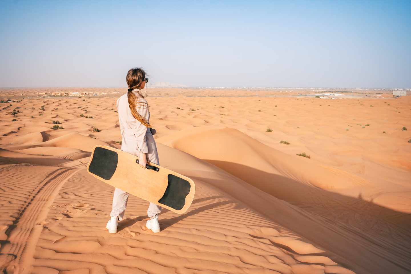 vae-dubai-frau-beim-sandboarden-g-1461333963.jpg