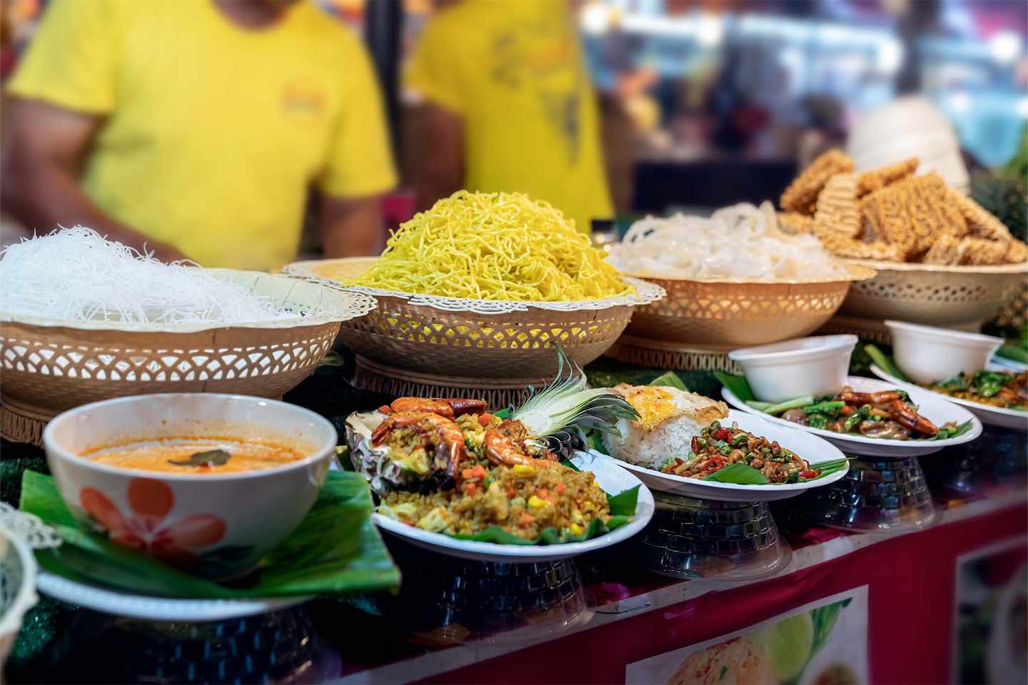 thailand-phuket-sehenswuerdigkeiten-thailaendisches-essen-auf-dem-markt-in-phuket-nudeln-tom-yamwurzelsuppe-salate-und-traditionelles-street-food-aus-thailand-ausgestellt-g-1331234303.jpg