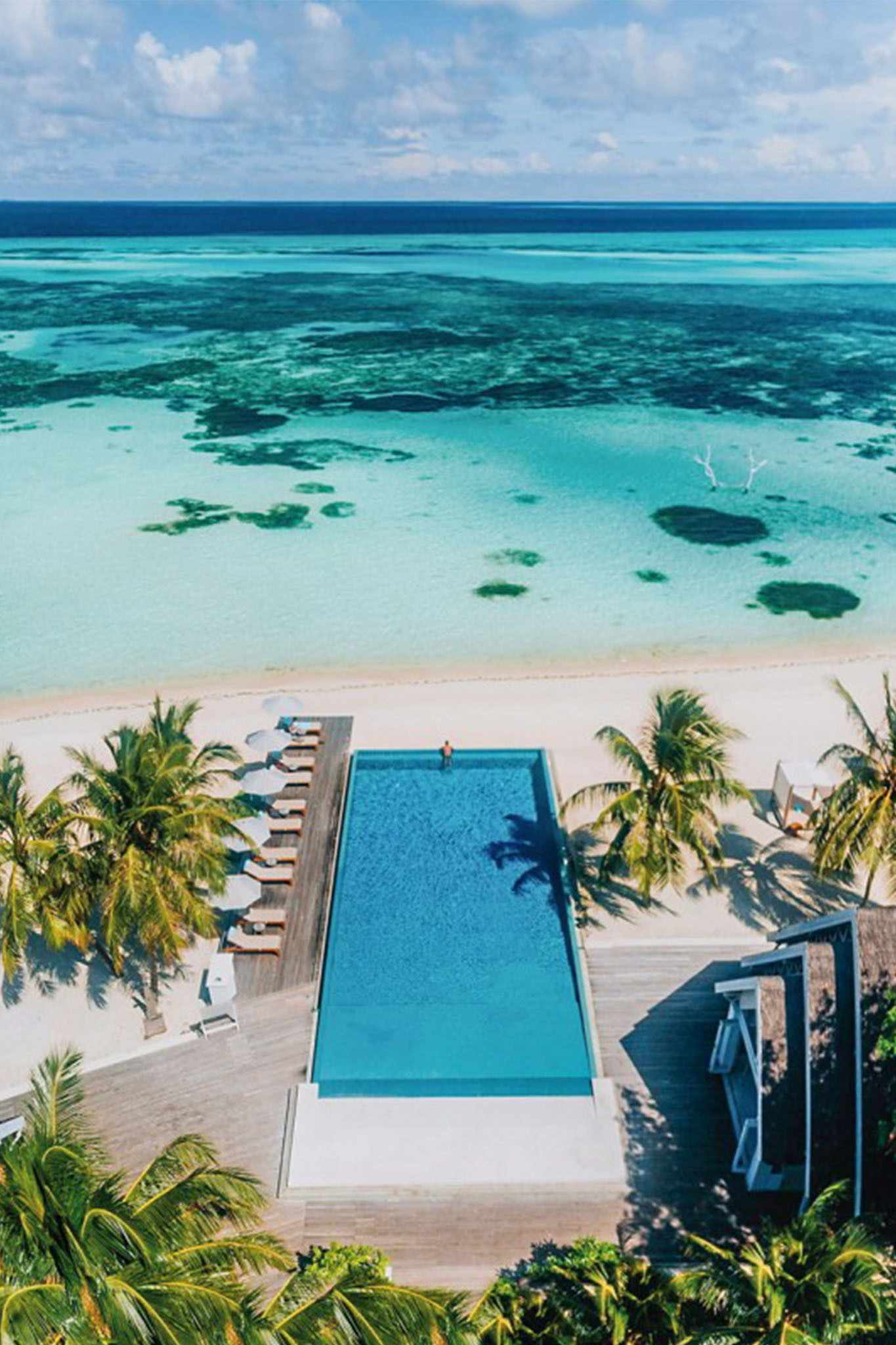 Luftansicht der Poollandschaft auf den Malediven
