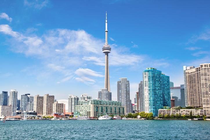 kanada-toronto-skyline-lake-ontario-cn-tower-g-1064014006.jpg