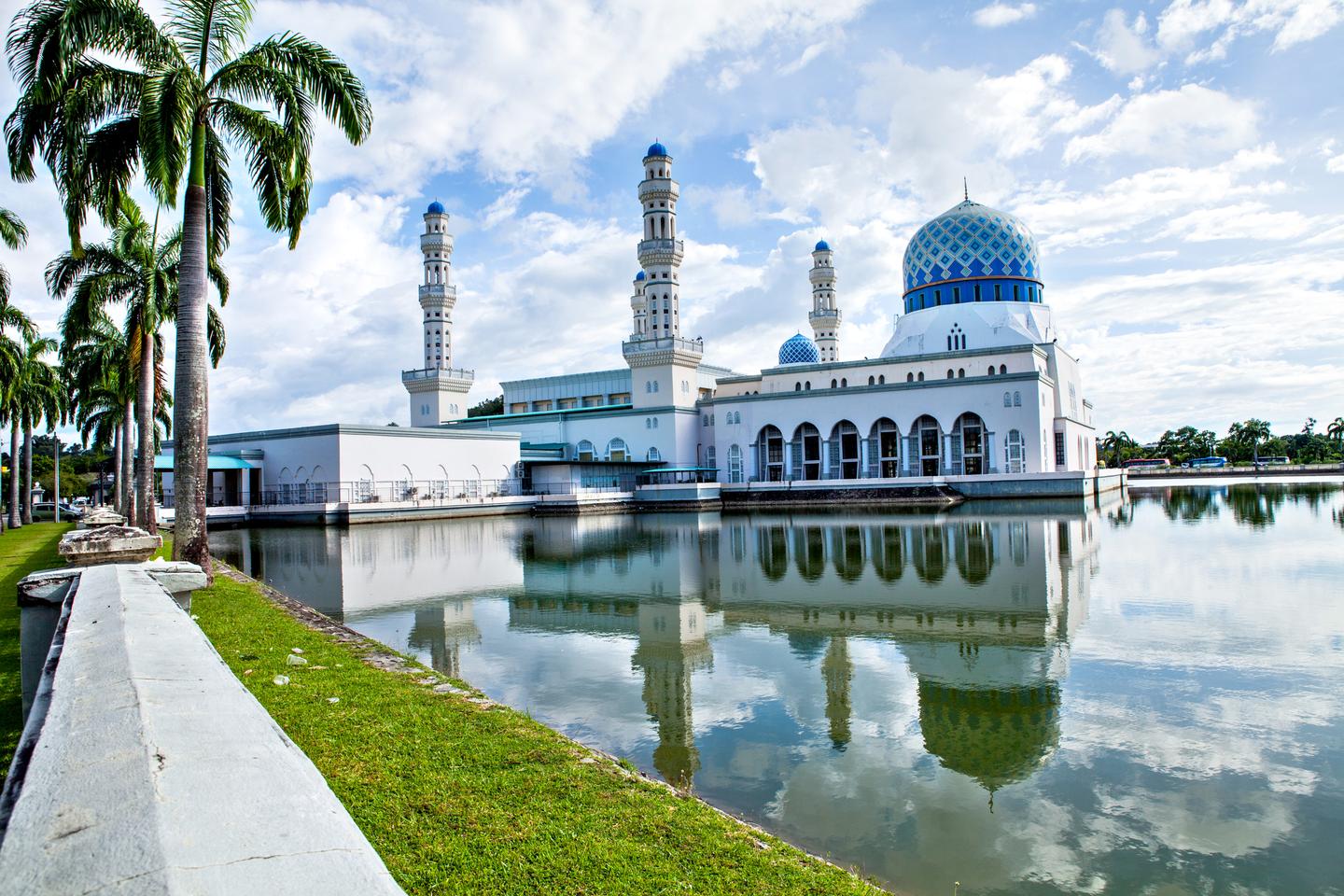 borneo-kota-kinabalu-moschee-t-925059186.jpg