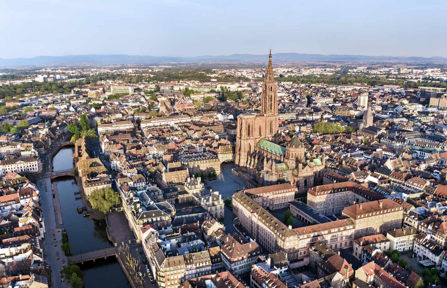 frankreich-elsass-strassburg-luftaufnahme-der-kathedrale-g-1144599309_bearbeitet.jpg