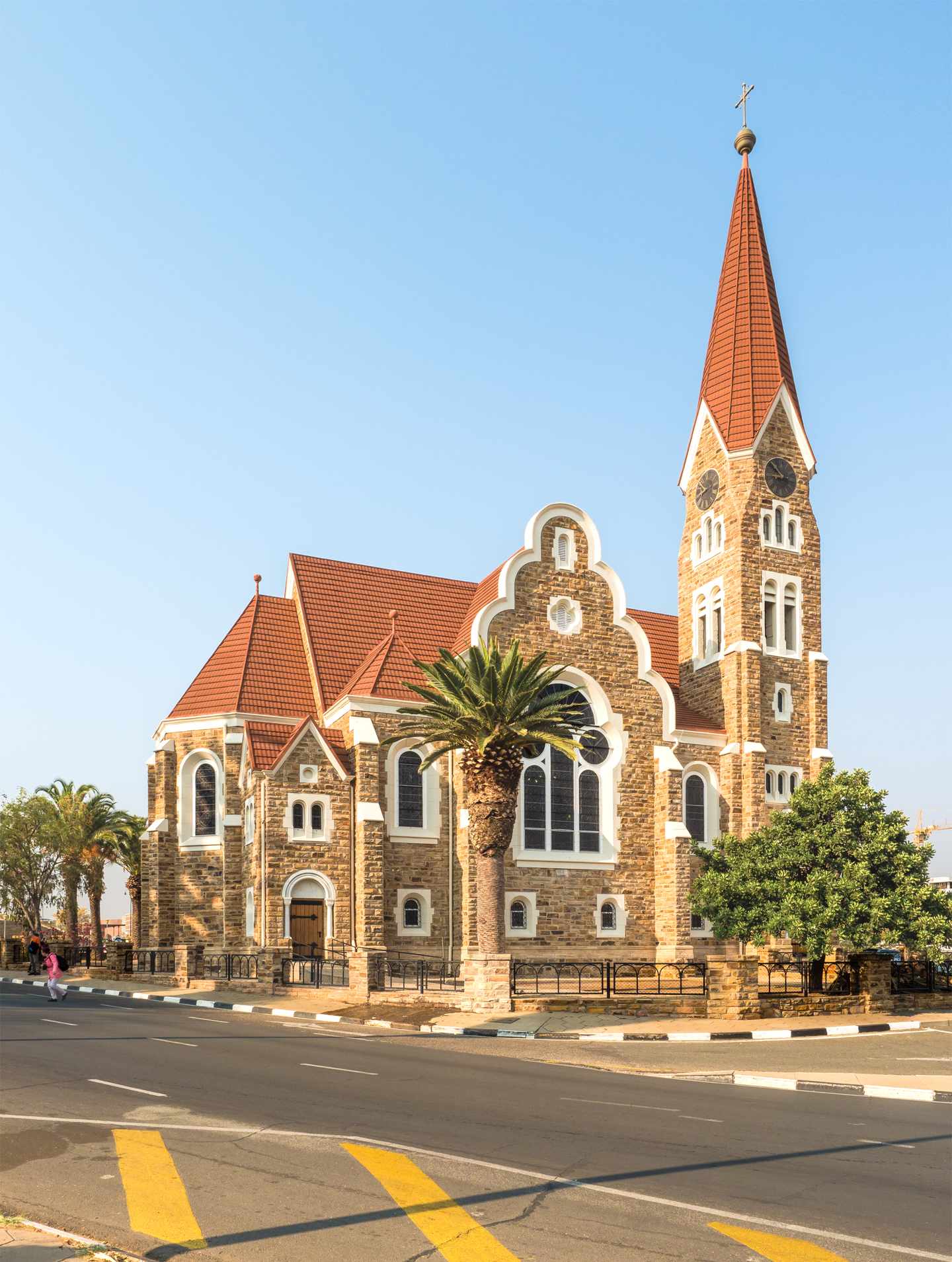 Christuskirche in Windhoek mit markantem Kirchturm und rotem Dach unter blauem Himmel
