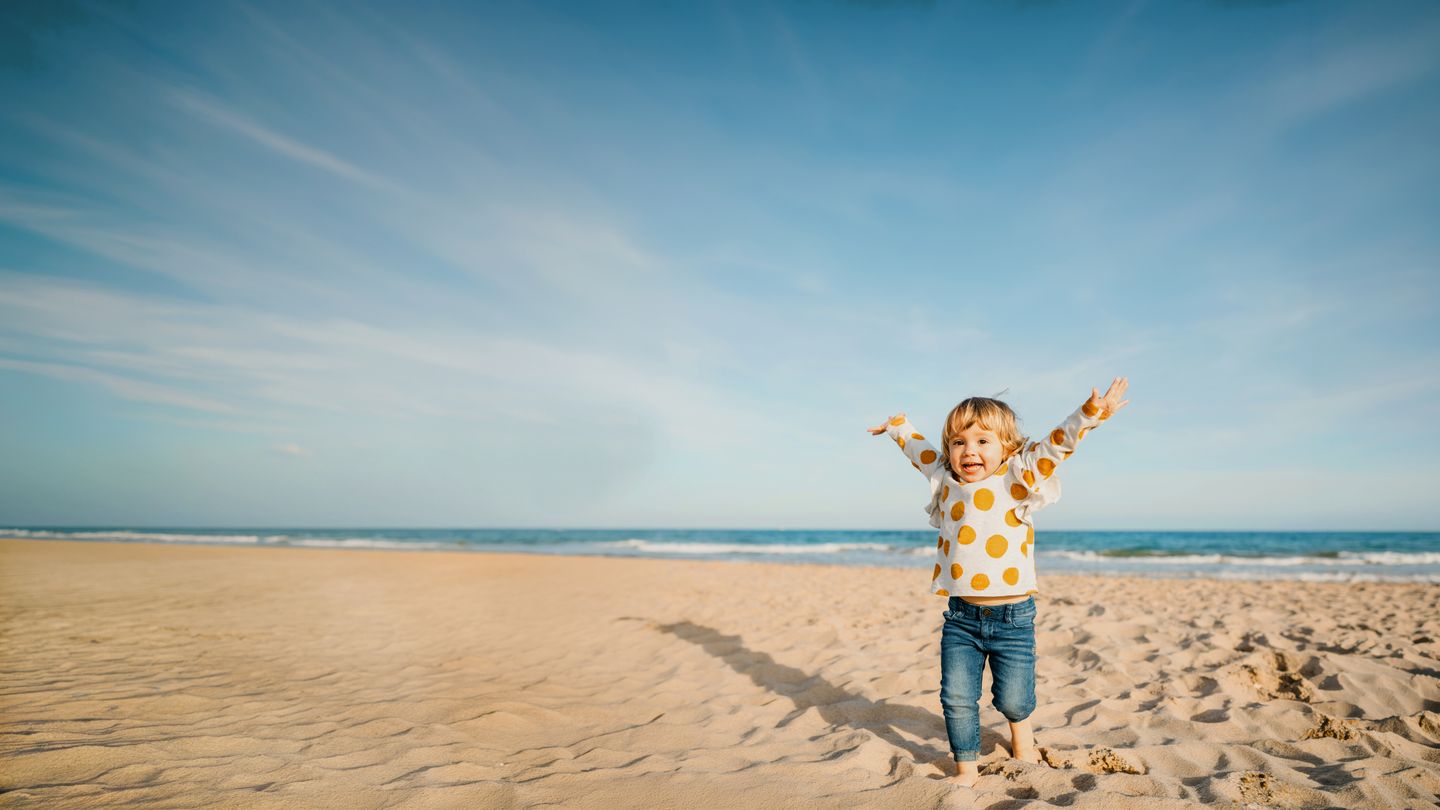 GettyImages_1742660218_KP_3485_26_KI.jpg Kind am Strand Freude