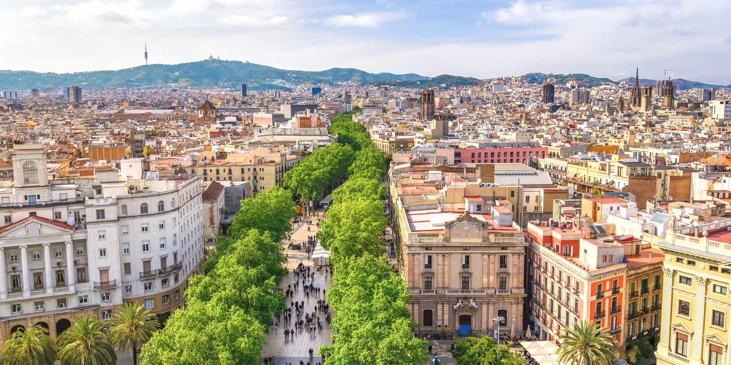 spanien-barcelona-stadt-panorama-mit-la-rambla-promenade-g-1223039492.jpg