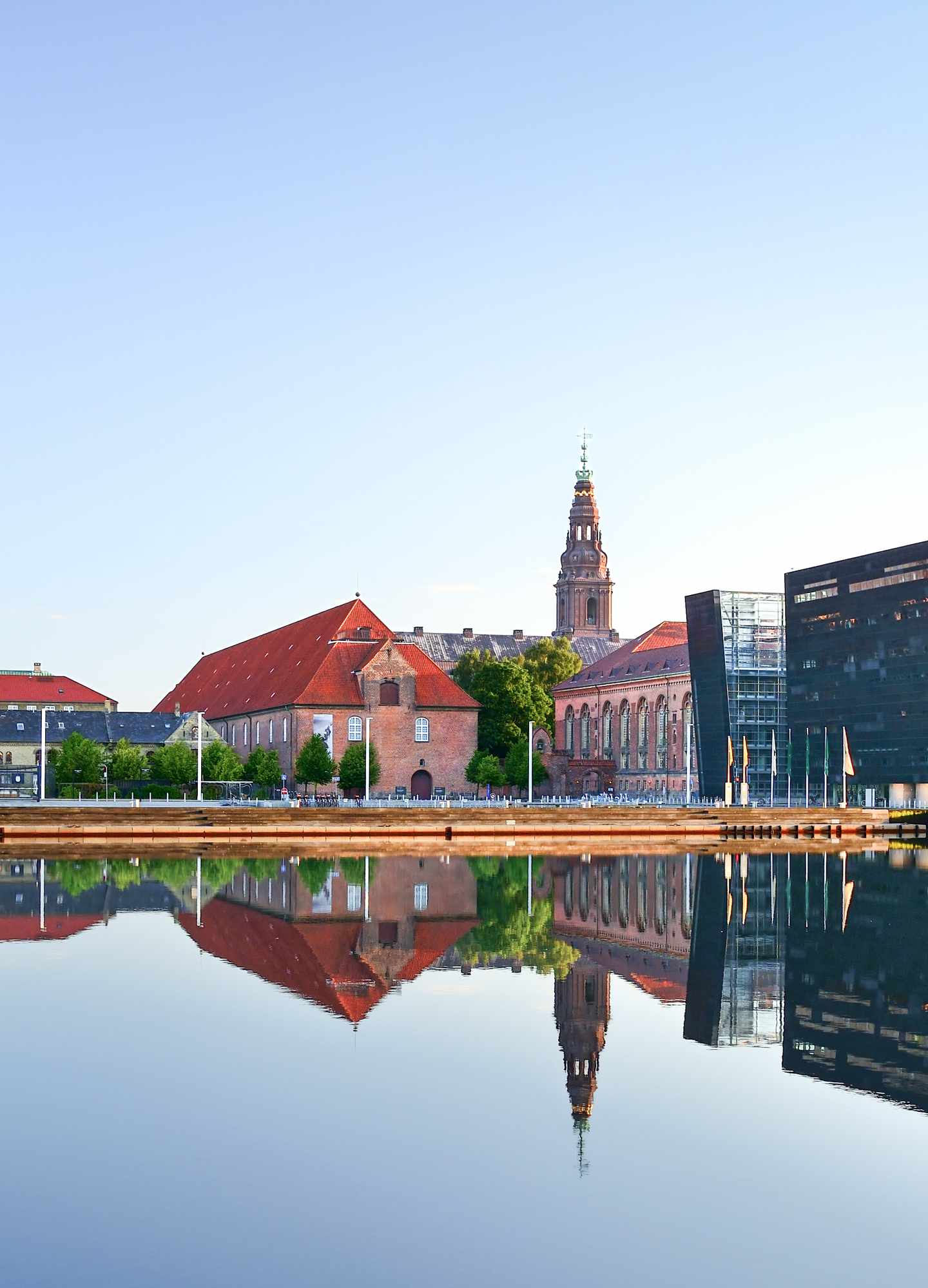 blt439e9c66b1726ffd-daenemark-kopenhagen-koenigliche-bibliothek-schwarzer-diamant-g-858545142.jpg Blick von Wasser auf eine Bibliothek die die Form eines schwarzen Diamanten hat