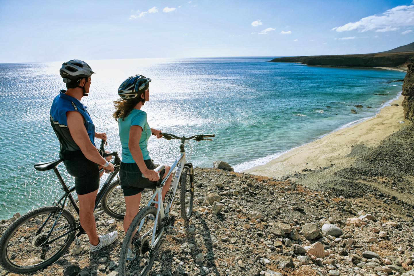 spanien-kanaren-fuerteventura-aldiana-club-fuerteventura-paar-auf-mountainbike-tour-FUE_Radsport_0007-f-aldiana.jpg