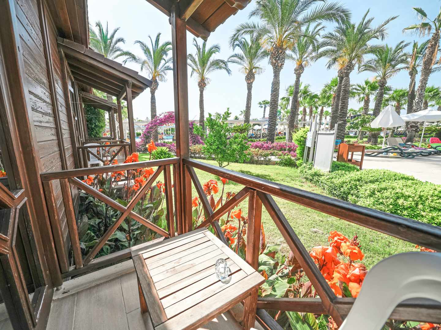 blt15c2501831812065-tuerkei-side-kizilot-calimera-serra-palace-bungalow-terrasse-familienhotel-DER1506833.jpg Holzterrasse eines Familienbungalows im Calimera Serra Palace in Kizilot bei Side – ruhige Oase unter Palmen