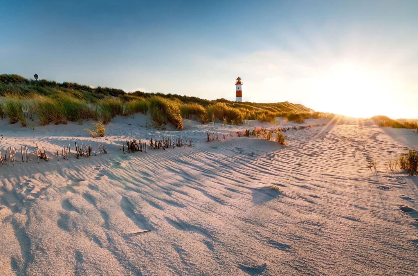 deutschland-strand-leuchtturm-sonnenuntergang-t-476807921.jpg