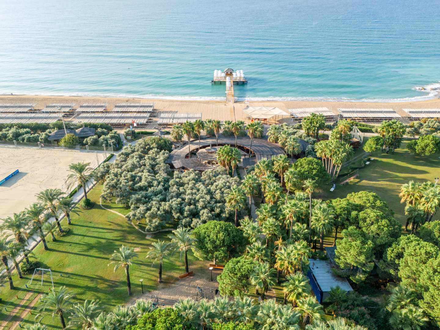 blt7a576536c83fb838-tuerkei-antalya-blue-waters-club-4866-beach-drone-c10-t0184.jpg Gepflegte Gartenanlage und Sandstrand mit Steg im Blue Waters Club, Familienhotel an der Türkischen Riviera bei Side