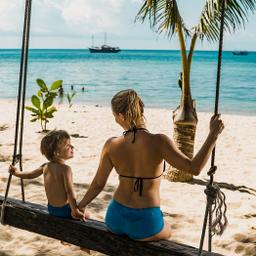 thailand-familienurlaub-rueckansicht-des-mutter-und-sohn-hand-in-hand-beim-schwingen-am-strand-g-1069482872.jpg