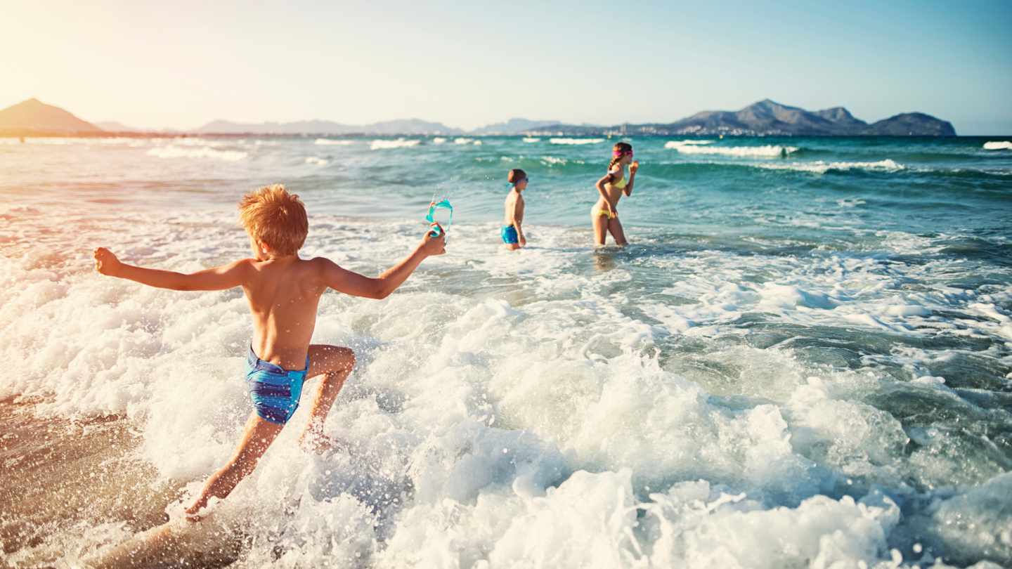 spanien-mallorca-kinder-im-meer-g-584753416.jpg