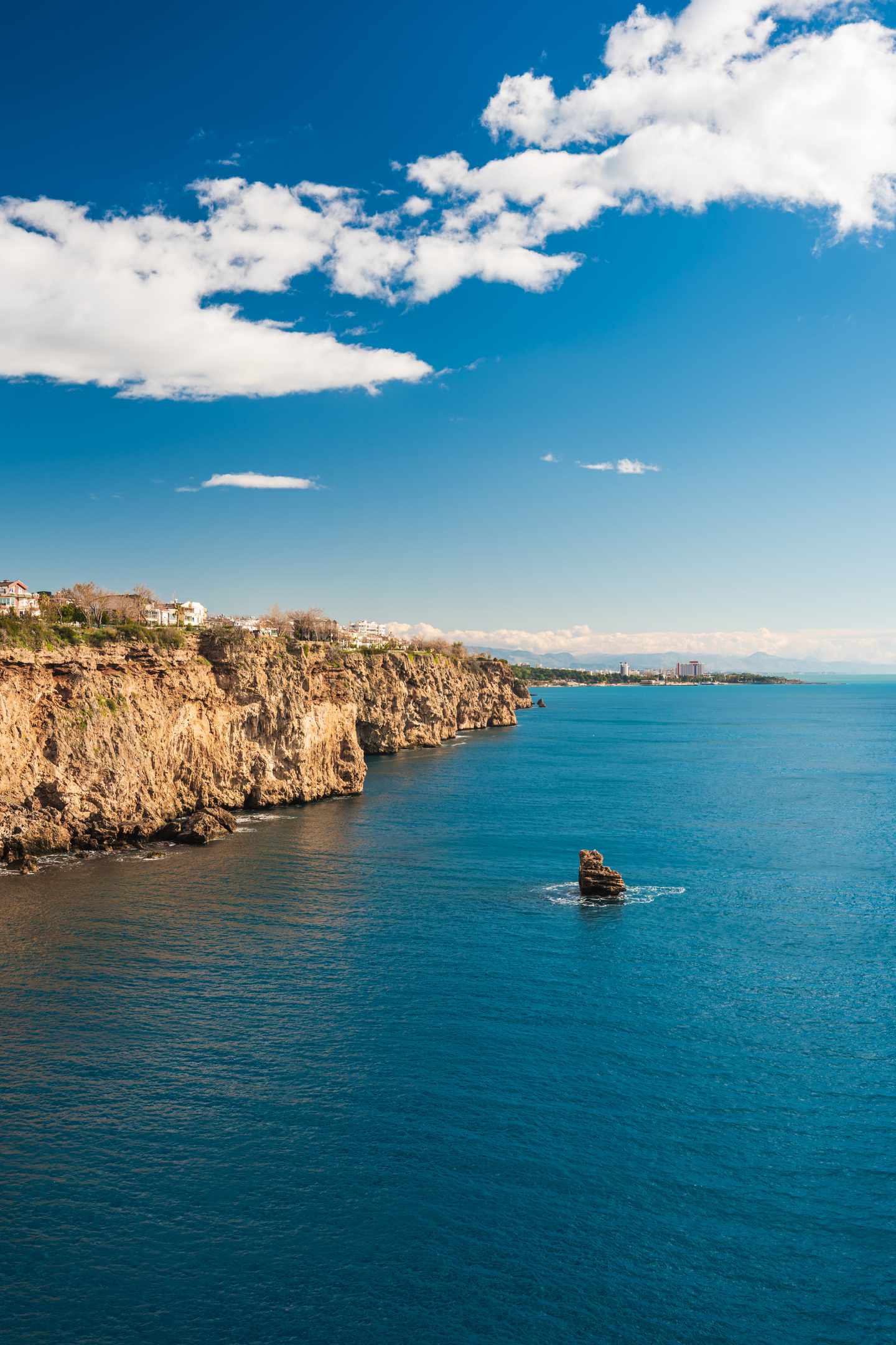 GettyImages-2256207539.jpg Lara-Klippen mit Blick auf das Mittelmeer nahe der Küste von Antalya