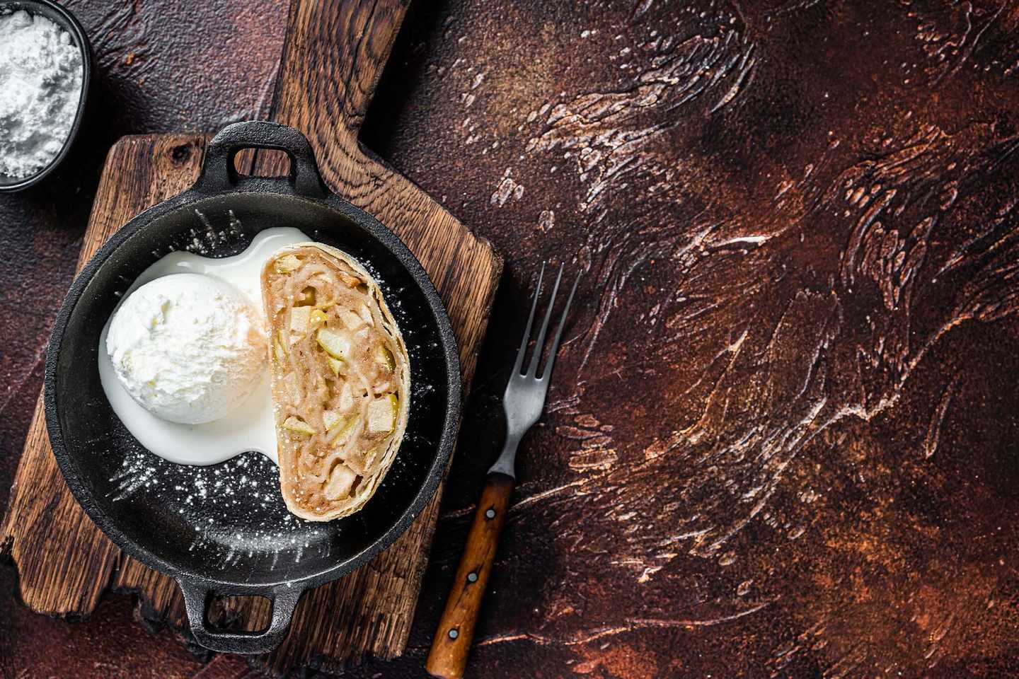 deutschland-reisemagazin-kulinarisch-apfelstrudel-mit-zimt-in-der-pfanne-g-1324780476.jpg