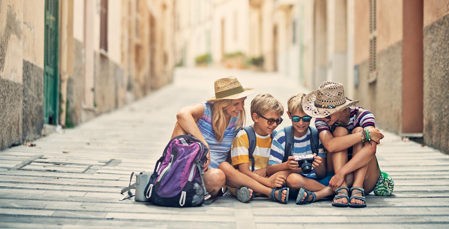 spanien-mallorca-alcudia-mit-kindern-familie-sitzt-in-altstadt-g-1176176594.jpg